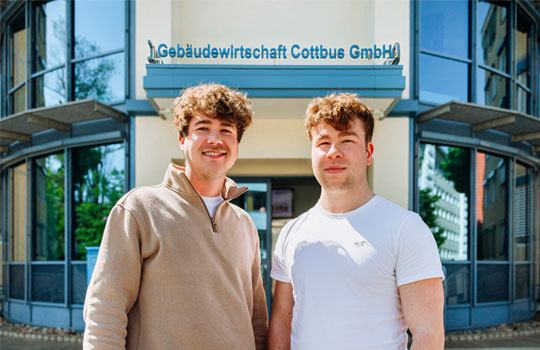 Ausbildung bei der GWC - zwei Personen vor dem Eingang