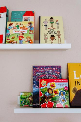 Kinderbücher auf Regal